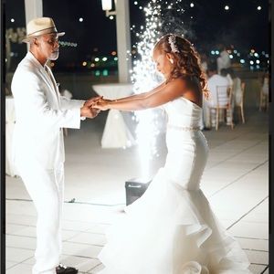 Allure wedding gown like new w/cathedral length veil